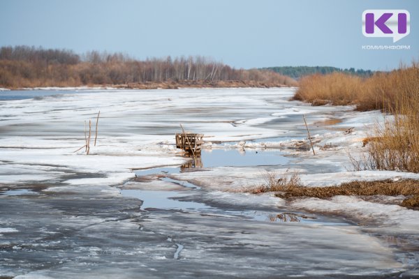 На озере Вад в Коми едва не погиб мужчина, передвигаясь по тонкому льду на мотособаке