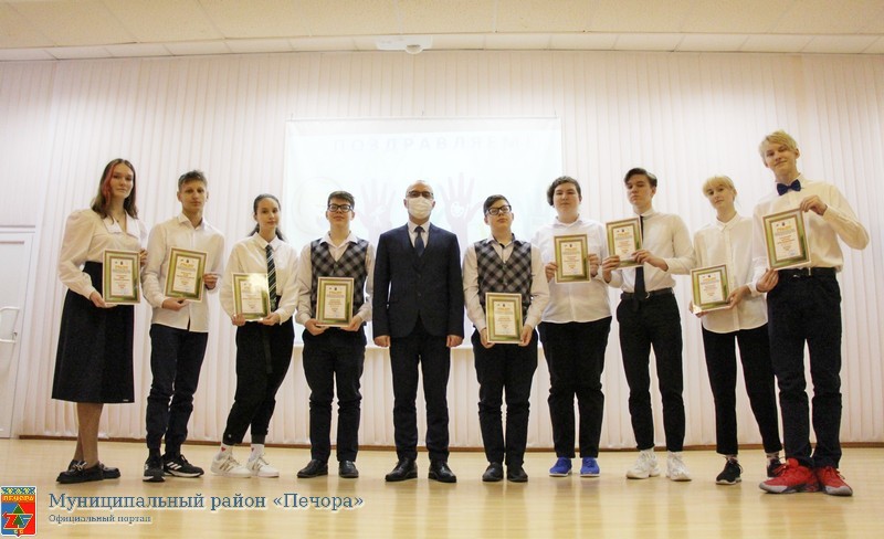 Талантливые школьники Печоры получили гранты главы администрации