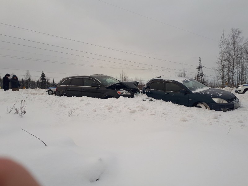 Под Сосногорском неопытная девушка-водитель Mitsubishi спровоцировала ДТП