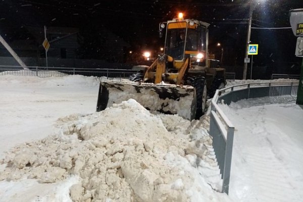 Вывоз снега и грейдирование: коммунальные службы продолжают уборку улиц Сыктывкара