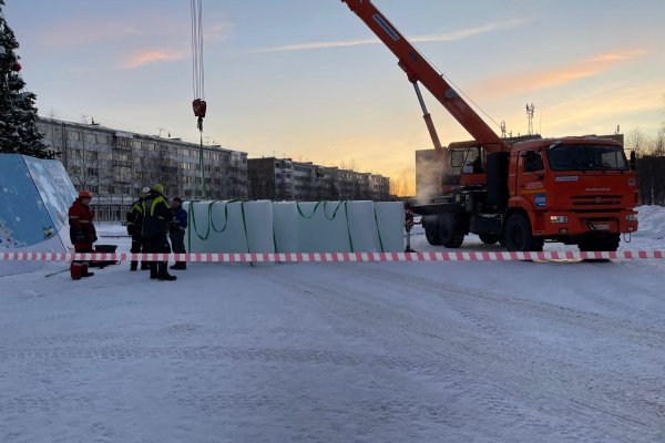 В Ухте приступили к строительству ледового городка