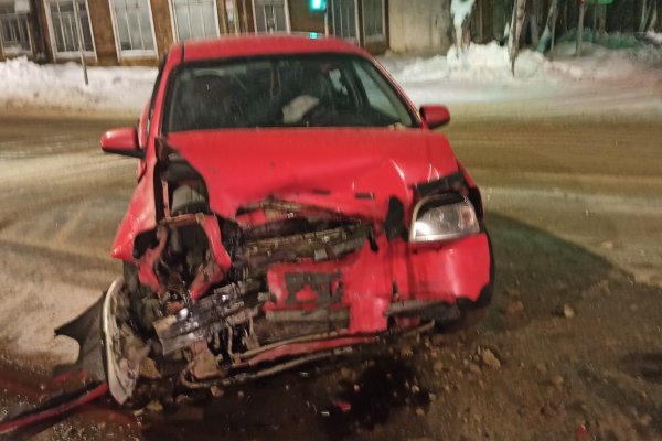 В Сыктывкаре непристегнутый водитель на Toyota спровоцировал ДТП с пострадавшими