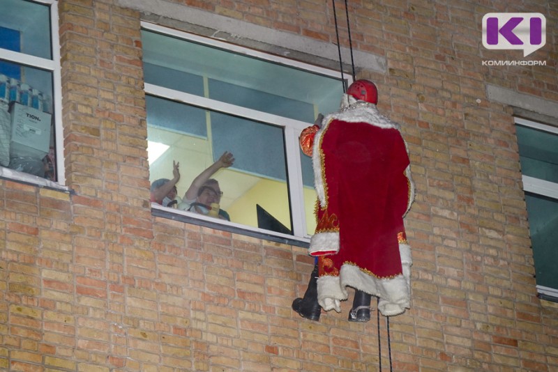 В Сыктывкаре спасатель-альпинист в костюме Деда Мороза постучался к онкобольным детям с мешком подарков 