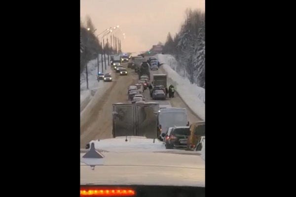 В Сыктывкаре пассажирский автобус столкнулся с Lada Largus