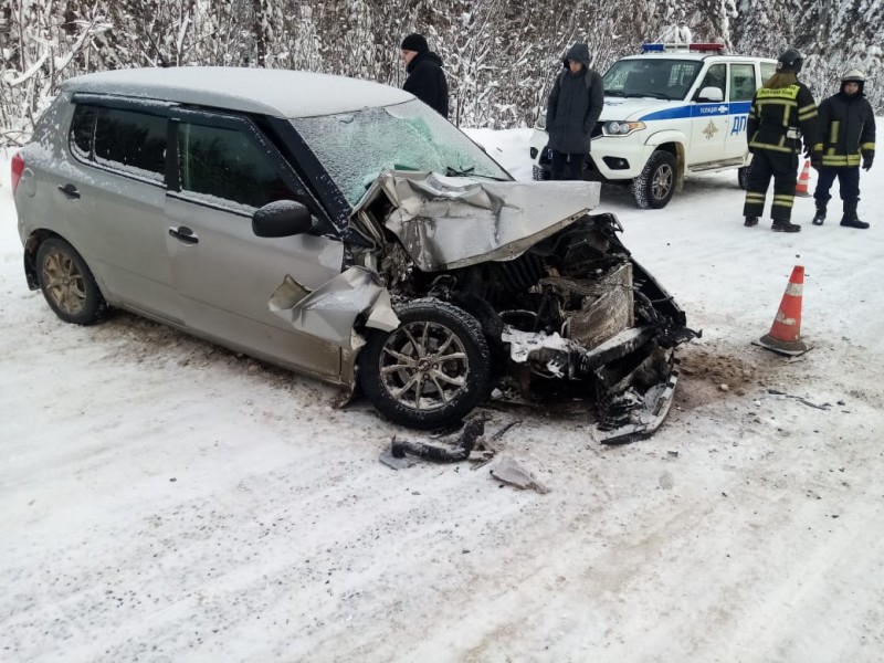 В Сысольском районе водитель Skoda Fabia врезался в припаркованный МАЗ