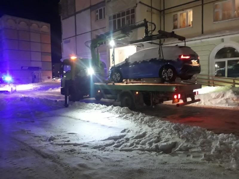 В Сыктывкаре за ночь во время уборки снега эвакуировали 5 машин 