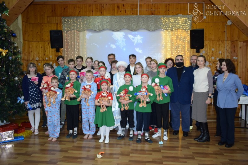 Депутаты Совета Сыктывкара поздравили маленьких воспитанников детского дома в Краснозатонском с наступающими новогодними праздниками
