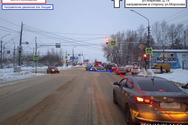 В Сыктывкаре молодой водитель ВАЗа выехал на красный и врезался в иномарку
