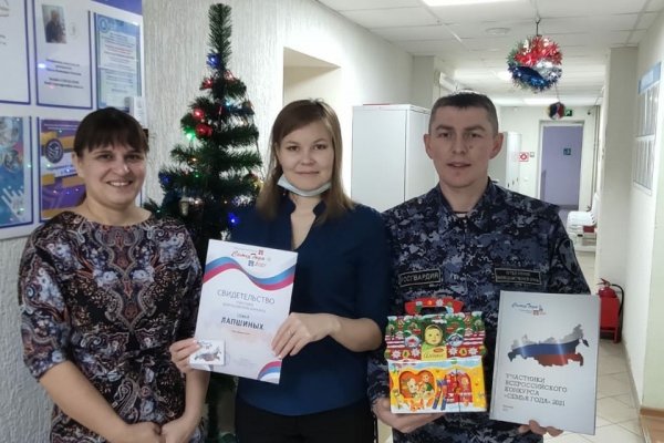 Многодетной семье росгвардейца Михаила Лапшина из Визинги вручили памятные подарки

