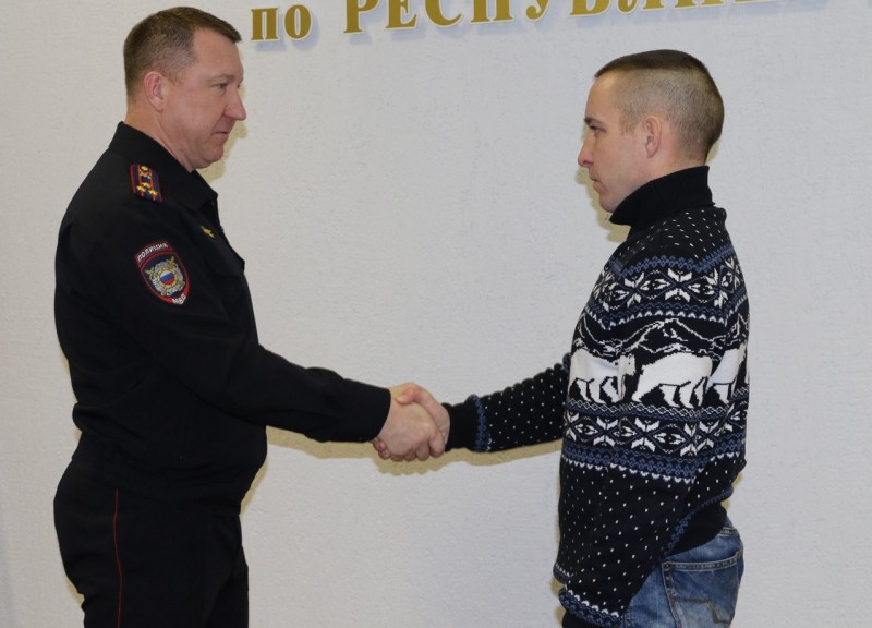В Коми наградили бывшего полицейского, спасшего из горящего дома четырех детей и их мать