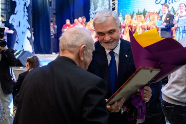 Глава республики вручил наградную плакетку коми поэту Василию Лодыгину