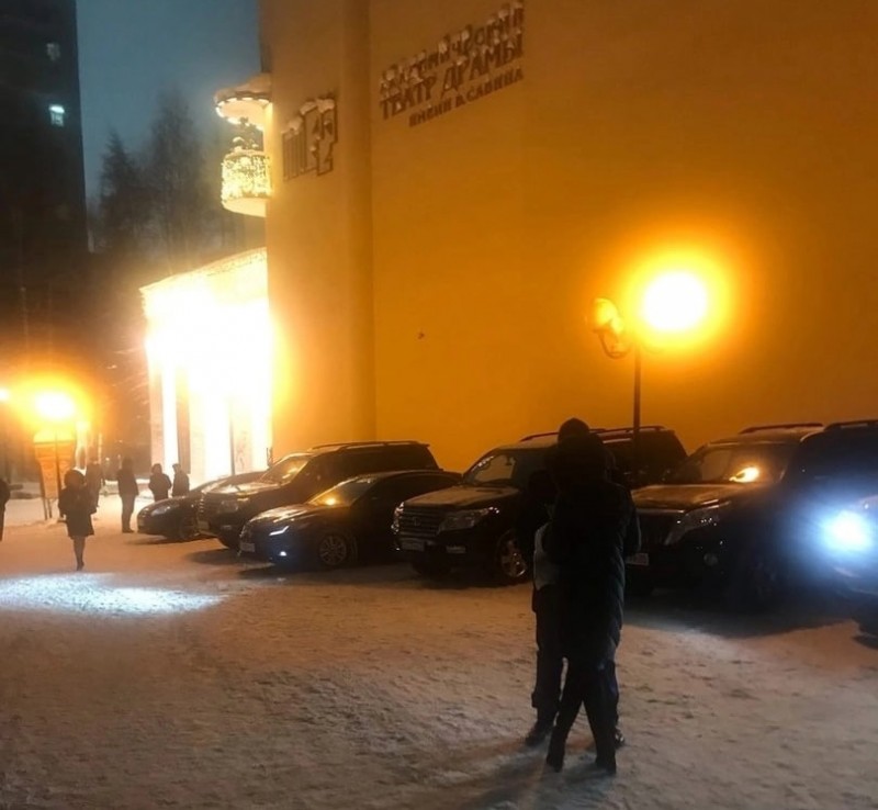 Театралы устроили стихийную парковку на клумбах у драмтеатра в Сыктывкаре