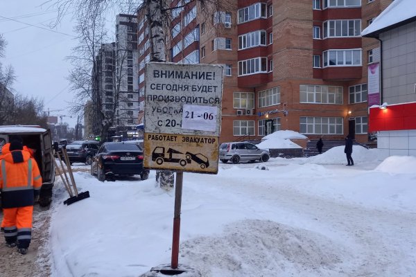 Дорожники Сыктывкара просят автовладельцев убрать машины с одной из самых загруженных улиц города