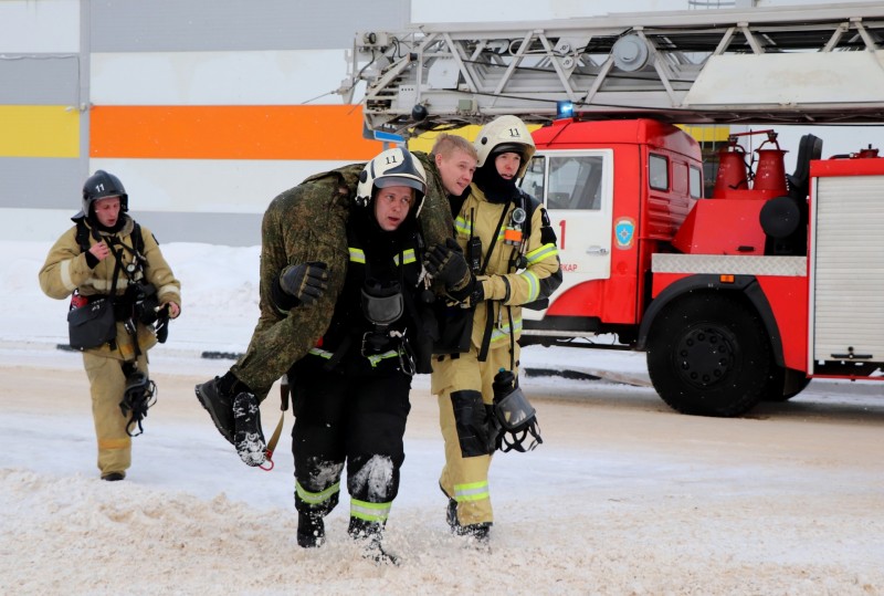 В Сыктывкаре спасатели отрабатывали тушение пожара в ТРЦ "Июнь"