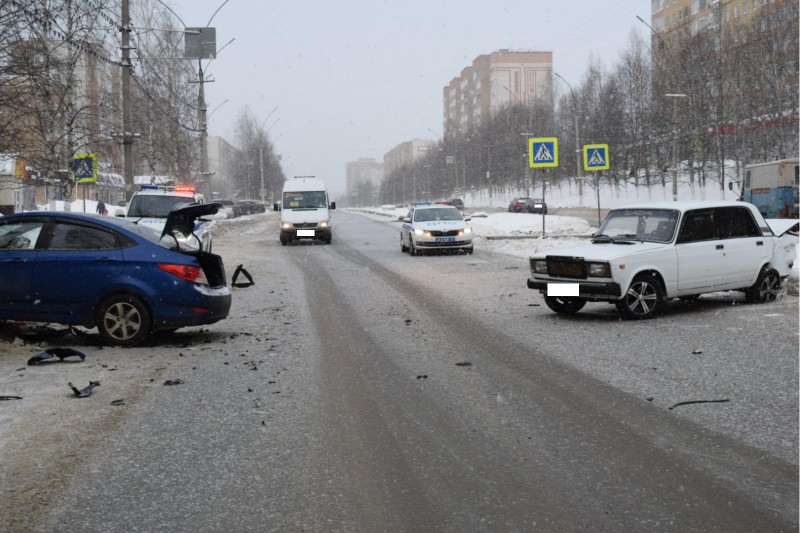 В Ухте в результате столкновения "семерки" и Hyundai Solaris пострадал пятилетний ребенок