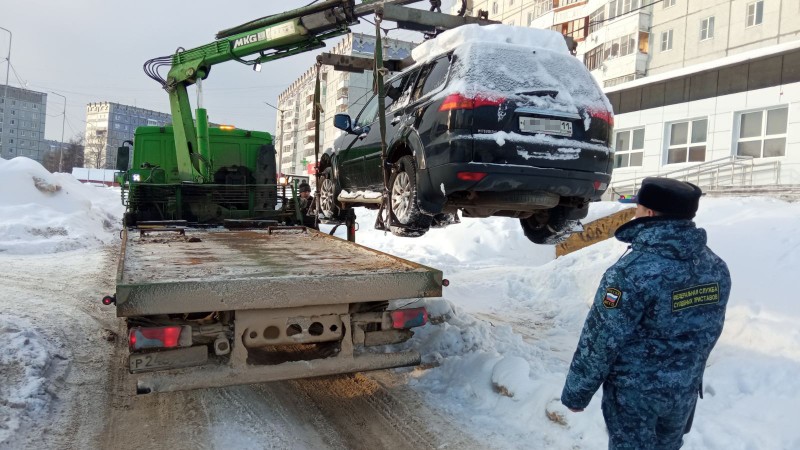 Судебные приставы Сыктывкара разыскали и арестовали Mitsubishi Pajero должника

