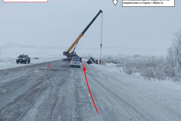 На воркутинской кольцевой дороге опрокинулся грузовик MAN