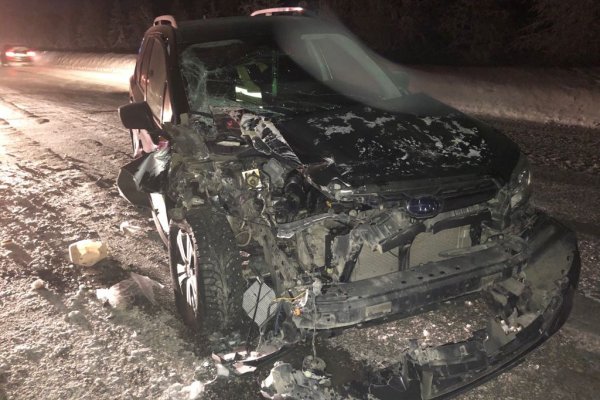 В Усинске на скользкой дороге водитель Subaru врезался в КамАЗ