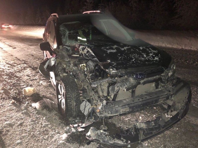В Усинске на скользкой дороге водитель Subaru врезался в КамАЗ