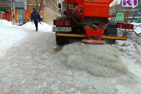 Сыктывкарские коммунальщики приступили к обработке тротуаров мраморной крошкой