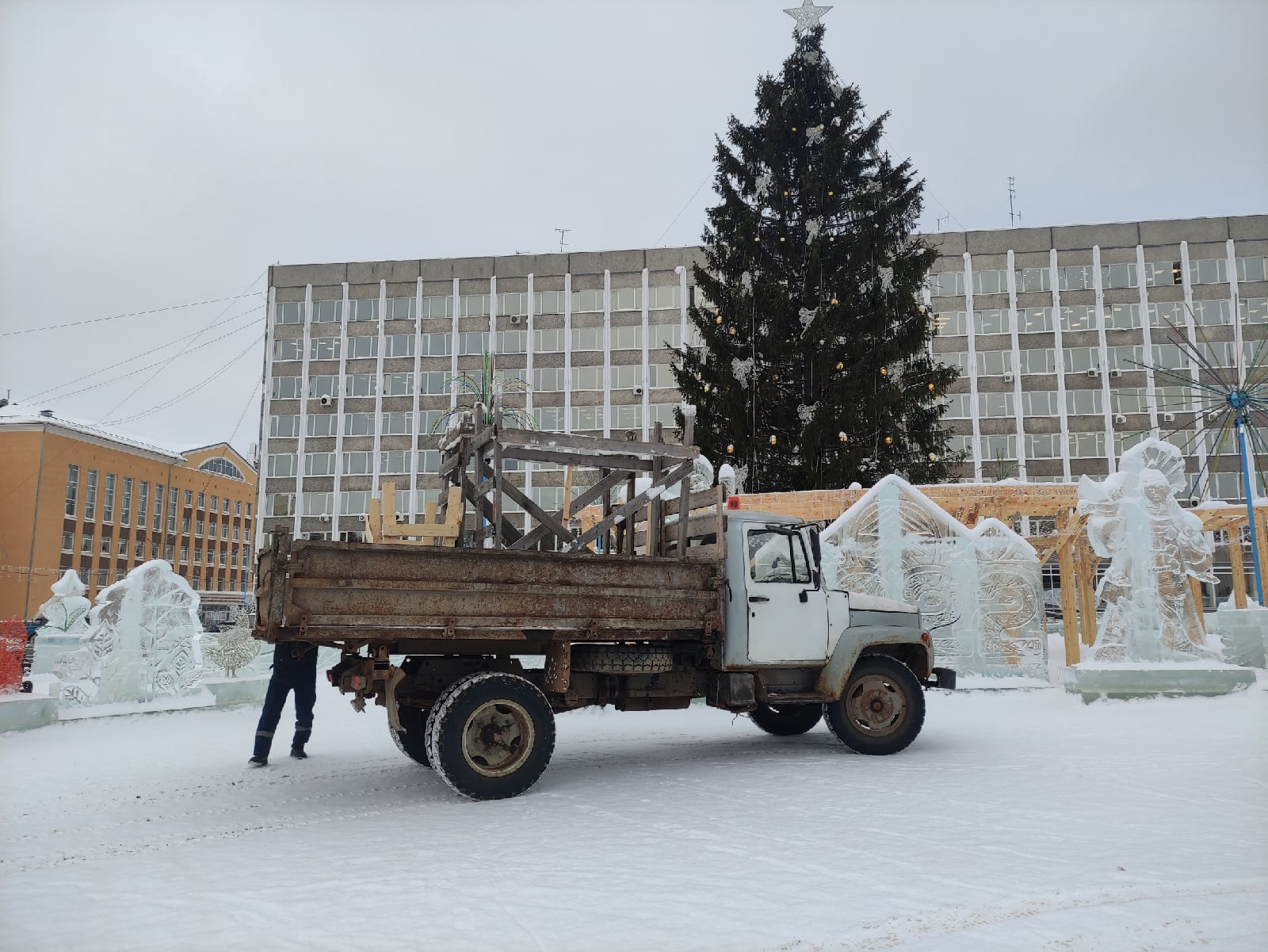 В Сыктывкаре начался демонтаж ледового городка на Стефановской площади |  Комиинформ