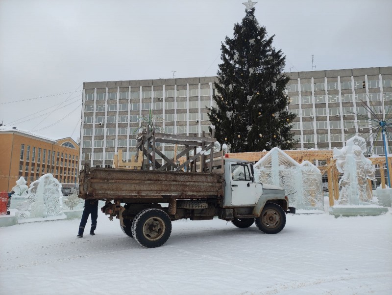 В Сыктывкаре начался демонтаж ледового городка на Стефановской площади