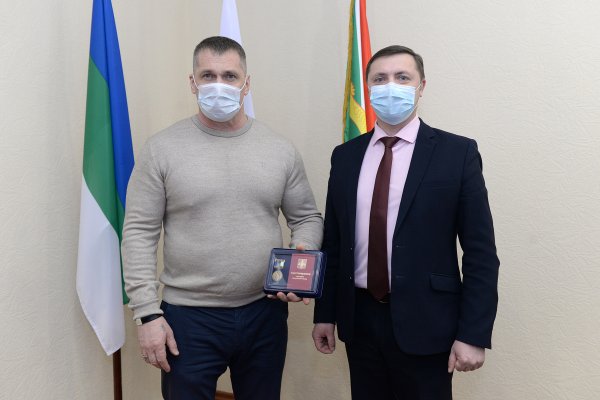 В Сосногорске поощрили юбилейной медалью руководителя отделения Союза ветеранов Афганистана Владимира Жигунова