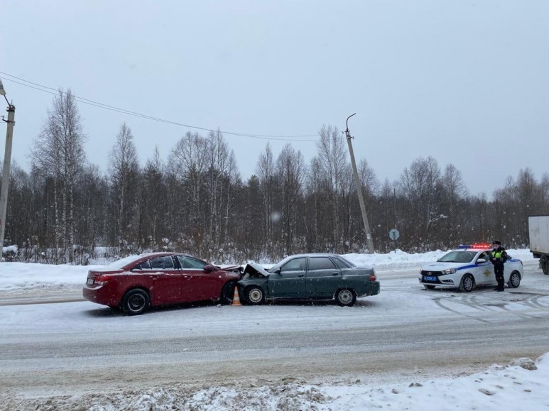 Под Ухтой водитель Chevrolet Cruze не уступил дорогу при повороте на Ярегу