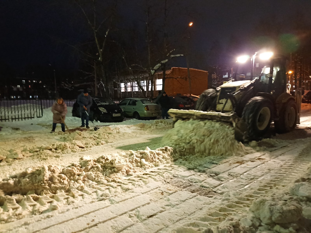 Жители многоквартирного дома в Эжве самостоятельно вышли на уборку двора |  Комиинформ