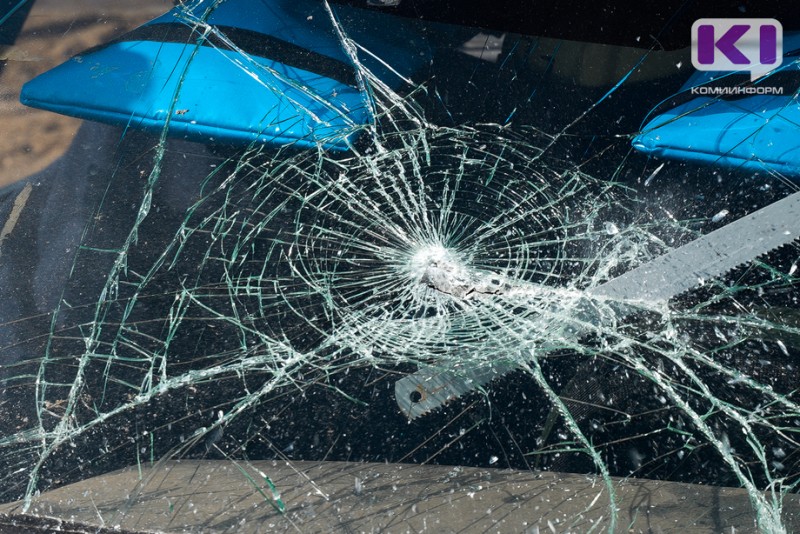 Житель Ухты, от злости разбивший лобовое стекло случайной машины, выслушал приговор