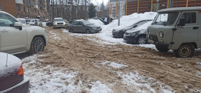 Жители столицы Коми жалуются на некачественную уборку снега во дворах