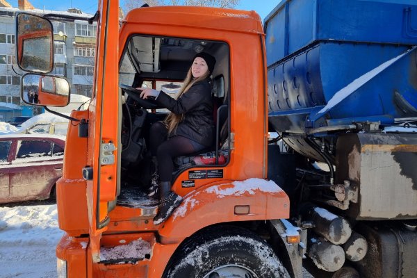 Регоператор Севера показал, как мусоровозы лавируют в снежной каше и среди припаркованных автомобилей