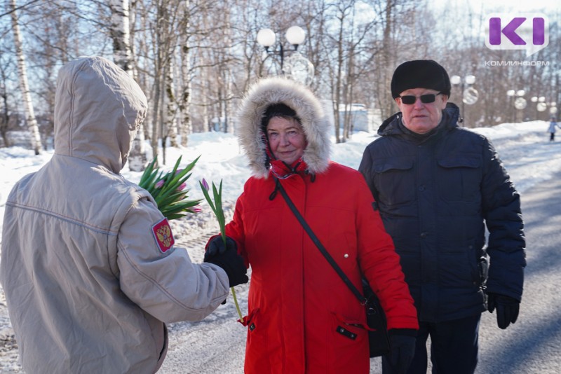В Сыктывкаре активисты молодежных организаций поздравили женщин с 8 марта