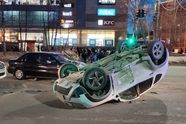 В центре Сыктывкара в аварии машина перевернулась на крышу, пострадал ребенок