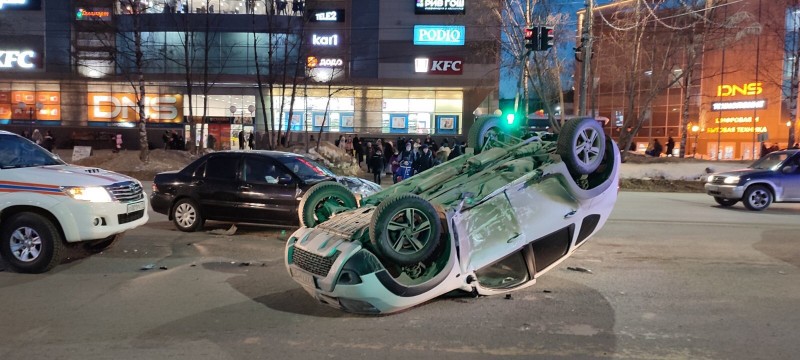 В центре Сыктывкара в аварии машина перевернулась на крышу, пострадал ребенок