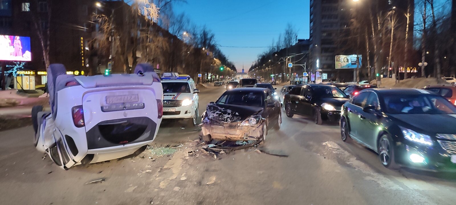 В центре Сыктывкара в аварии машина перевернулась на крышу, пострадал  ребенок | Комиинформ