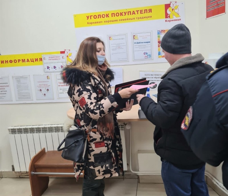 В общественных местах Сыктывкара продолжается проверка соблюдения масочного режима

