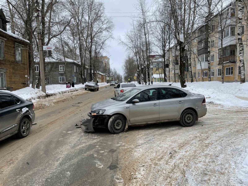 В Сыктывкаре в аварии пострадала девочка-подросток 