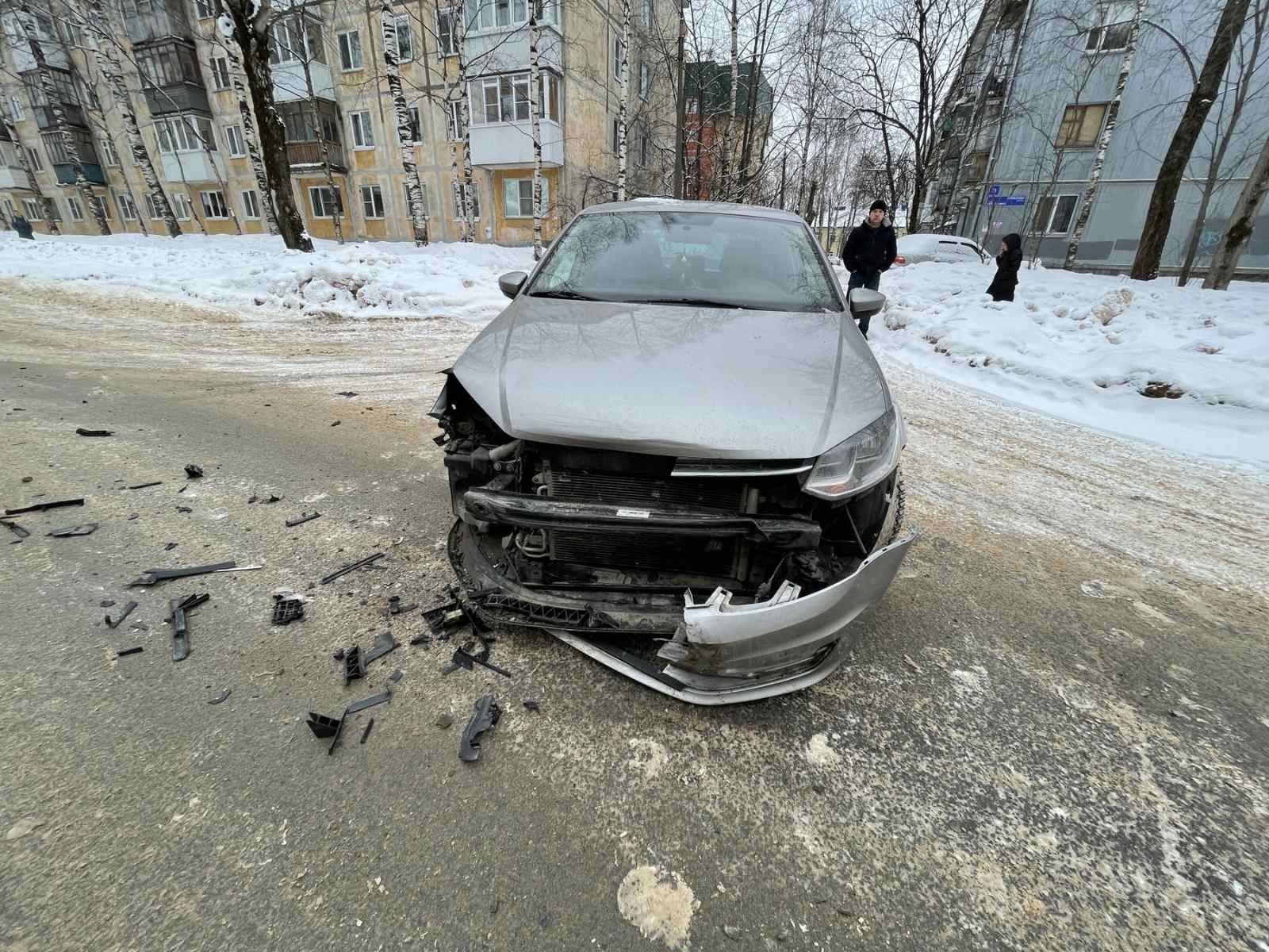 В Сыктывкаре в аварии пострадала девочка-подросток | Комиинформ