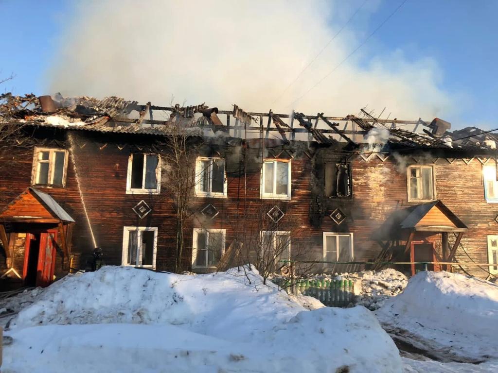 В поселке Верхняя Максаковка горит многоквартирный дом, погиб человек |  18.03.2022 | Сыктывкар - БезФормата