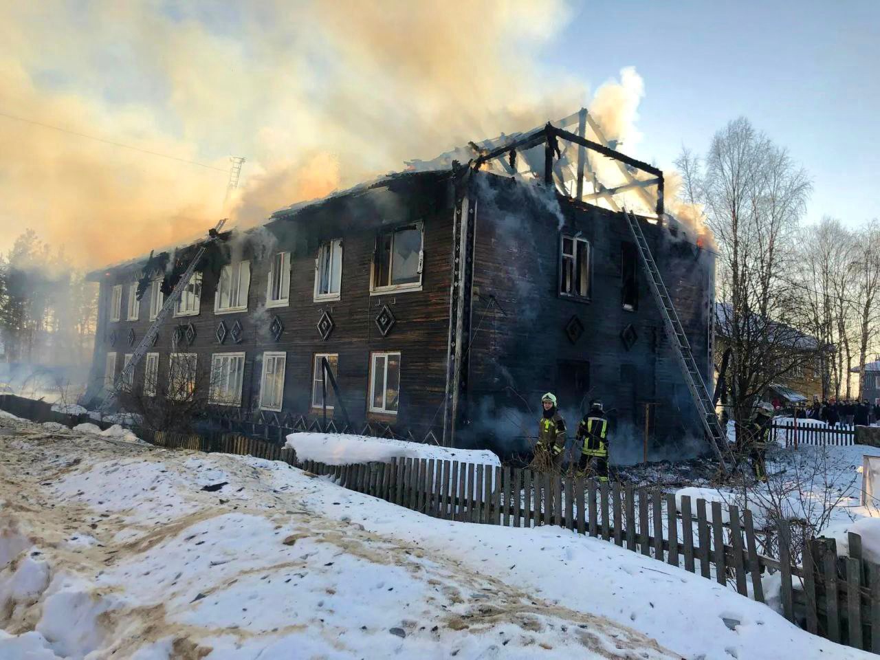 Деревянный многоквартирный двухэтажный дом сгорел