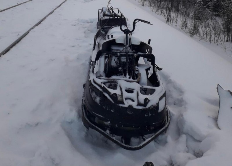 В Печорском районе водитель снегохода столкнулся с поездом 