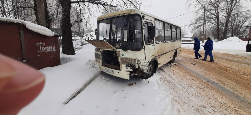 После столкновения Lifan и маршрутного ПАЗа в Сыктывкаре госпитализированы пять человек