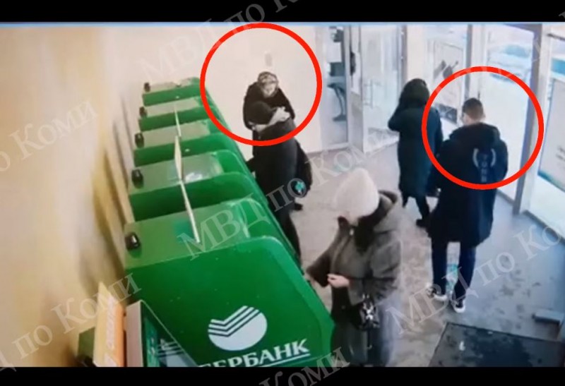 Полицейские Ухты раскрыли кражу кошелька, оставленного пенсионеркой у банкомата