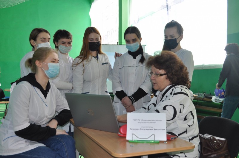 В Сыктывкарском медколледже прошла ярмарка вакансий