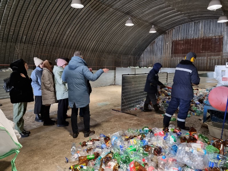 Будущие журналисты проверили, куда уходит пластик из желтых контейнеров в Ухте

