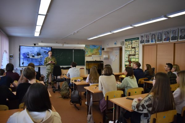 Офицер Росгвардии познакомил сыктывкарских лицеистов с работой полиграфа

