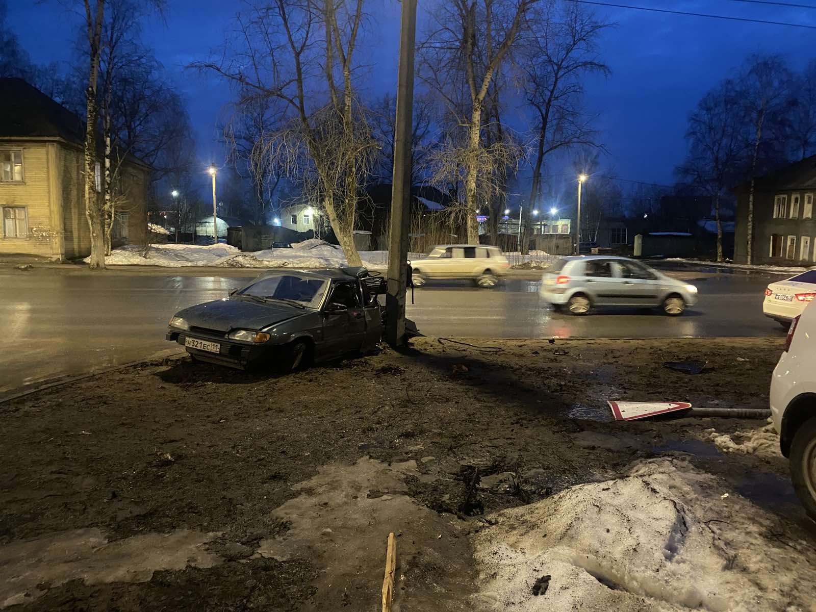 В Сыктывкаре ВАЗ врезался в столб на Октябрьском проспекте | 12.04.2022 |  Сыктывкар - БезФормата