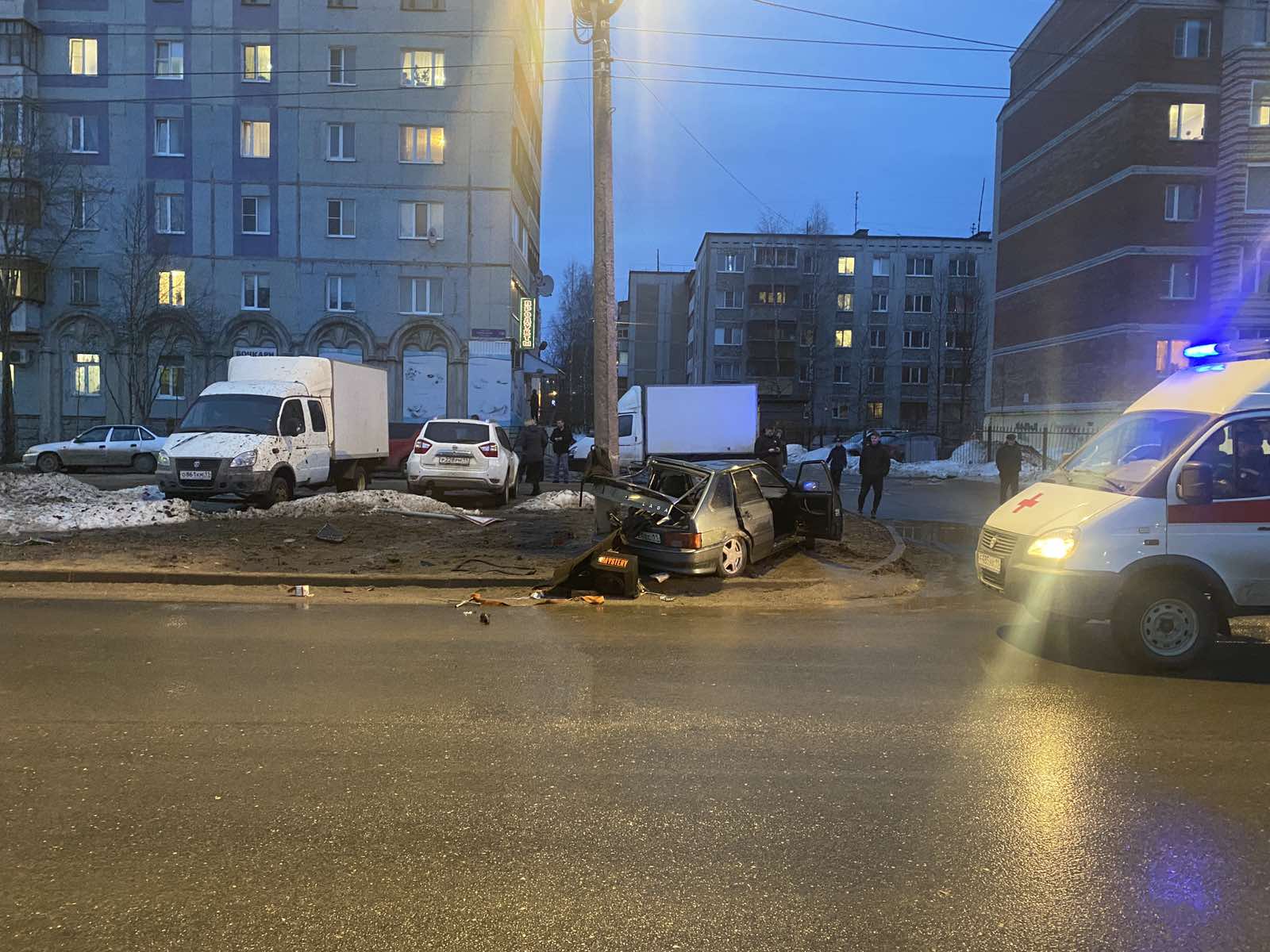 В Сыктывкаре ВАЗ врезался в столб на Октябрьском проспекте | 12.04.2022 |  Сыктывкар - БезФормата