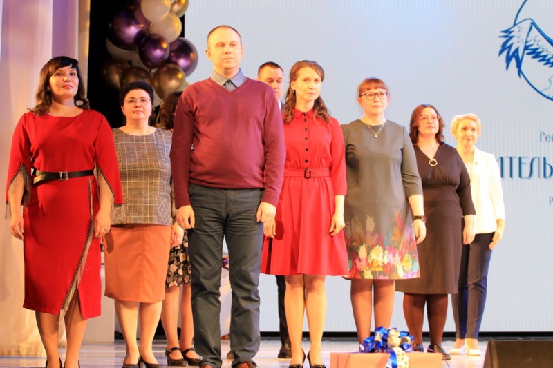 Лауреаты "Учителя года" в Коми получили камеры видеонаблюдения от "Ростелекома"